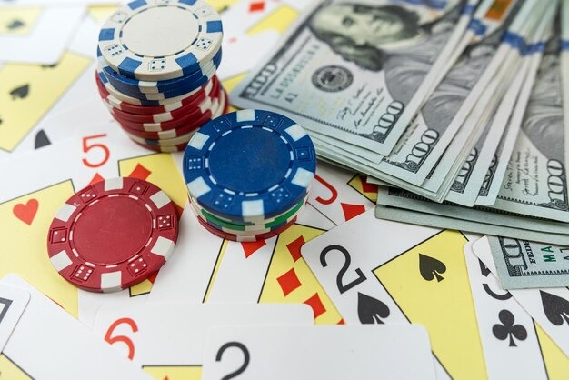 interwin77 app running on Android 7 and iOS 12 devices with live casino tables visible